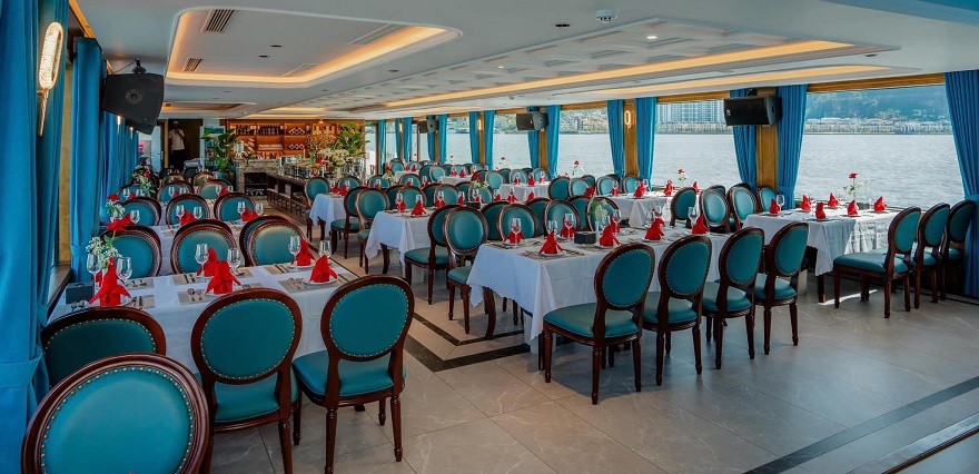 Không gian nhà hàng siêu rộng trên Black Pearl Cruise Hạ Long phục vụ buffet tự chọn với các món Á - Âu