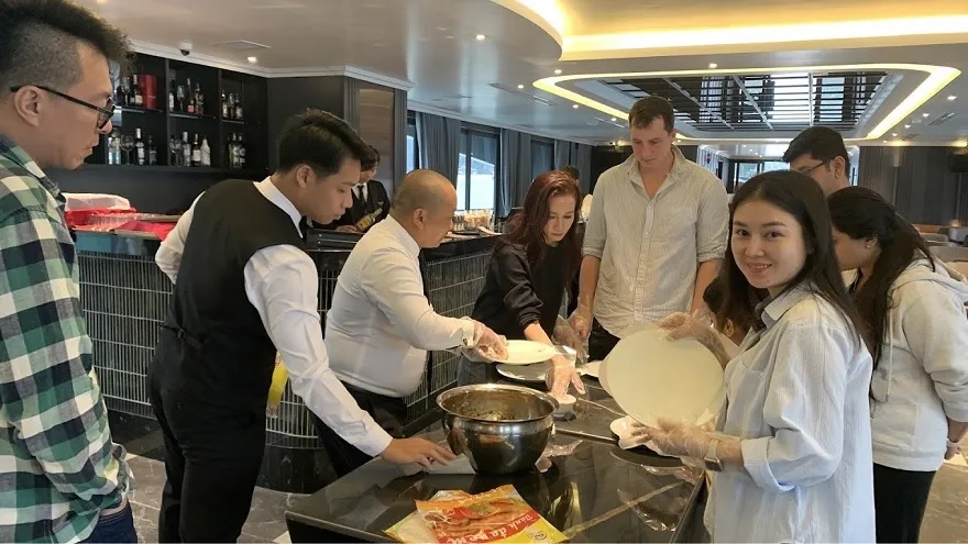 Du thuyền taliya được đánh giá cao bởi phong cách phục vụ chuyên nghiệp của nhân viên