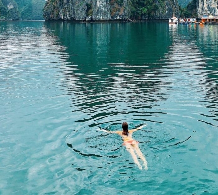 Tắm biển tại titop